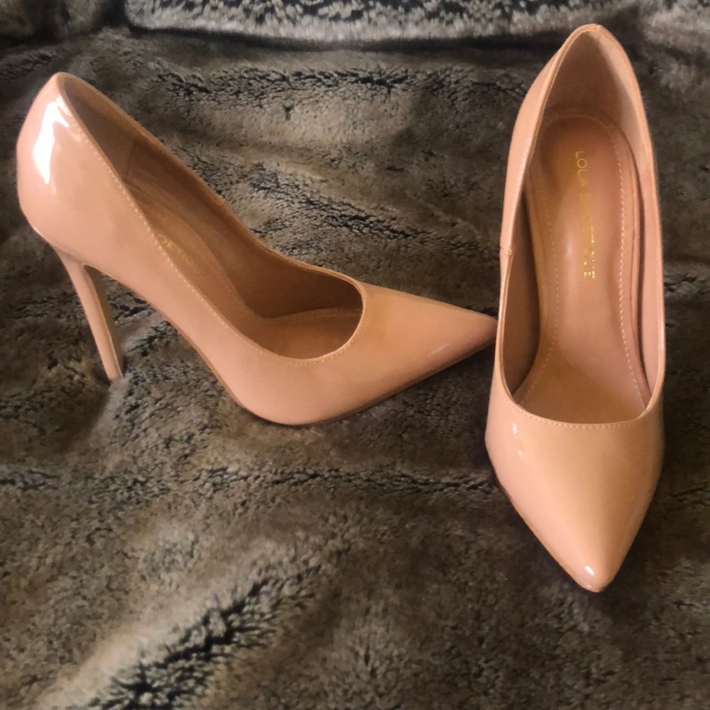 NEW Miss Lola heels (peachy color)
